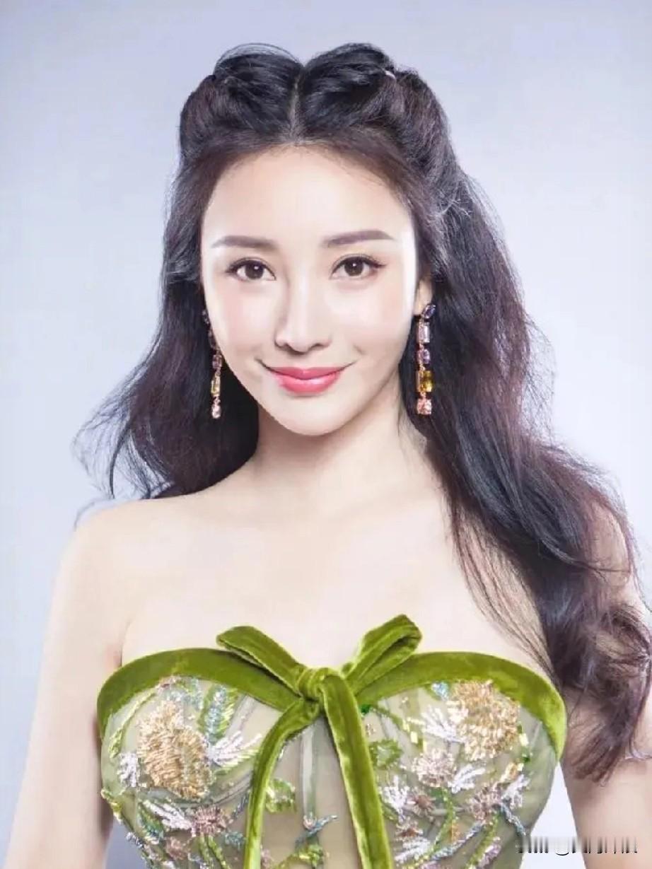 有位文艺评论家如此点评柳岩！这位评论家说柳岩的表演有一种洒脱超然出人