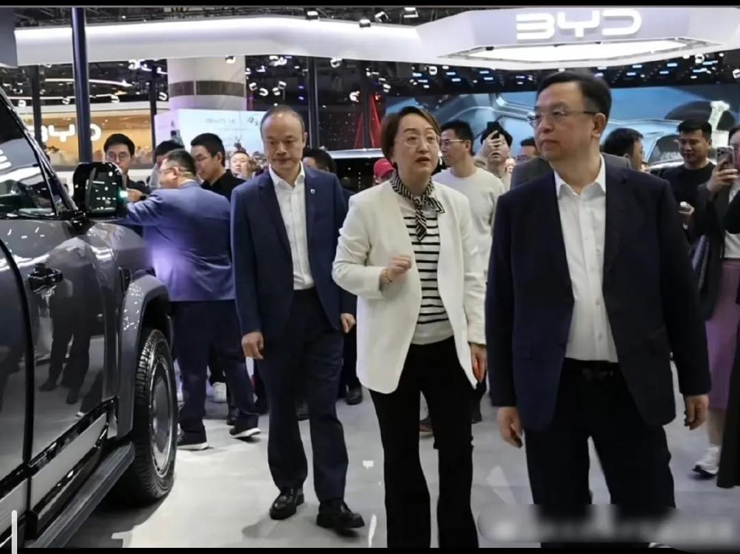 凭借钛7和钛3的热销，方程豹目前势头强劲，连王传福都要亲临展台，看看自家卖爆的车