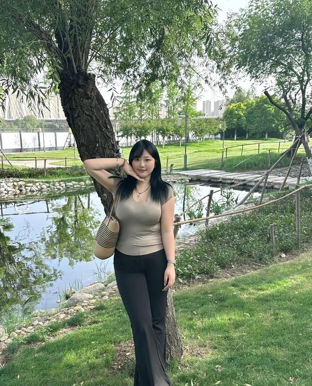 “我表达爱的方式很贫瘠，看着你也算是其中之一。”看到这句话真的破防了。说白了，