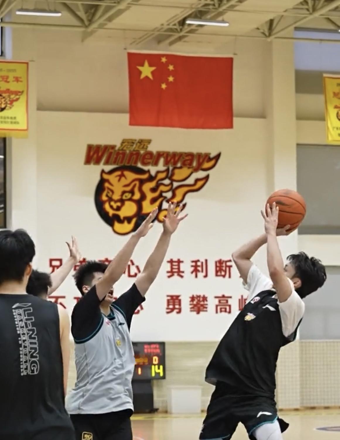 广东宏远男篮官方刚刚更新一段队内对抗赛视频，这也是周鹏回归后的首场队内训练对抗训