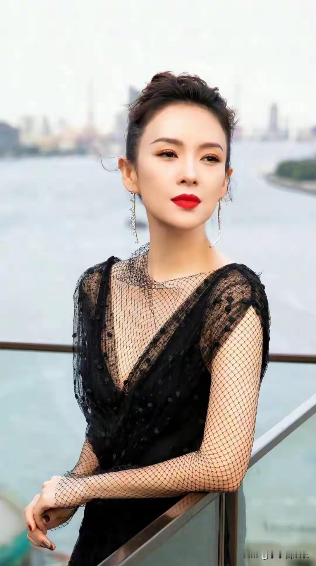 46岁还能美出圈？章子怡这次直接杀疯了！压轴亮相迪奥北京旗舰店，高马尾一扎，身穿