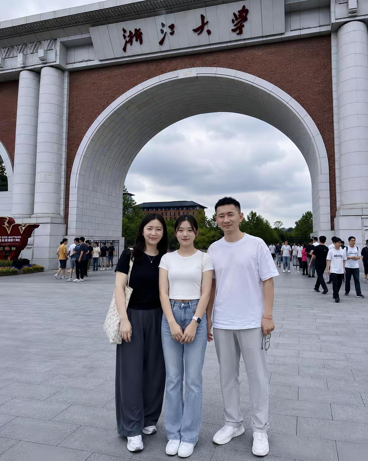 翻看这一张全家福，满满的幸福感扑面而来。小姑娘长得清秀好看，颜值妥妥遗传了妈妈的