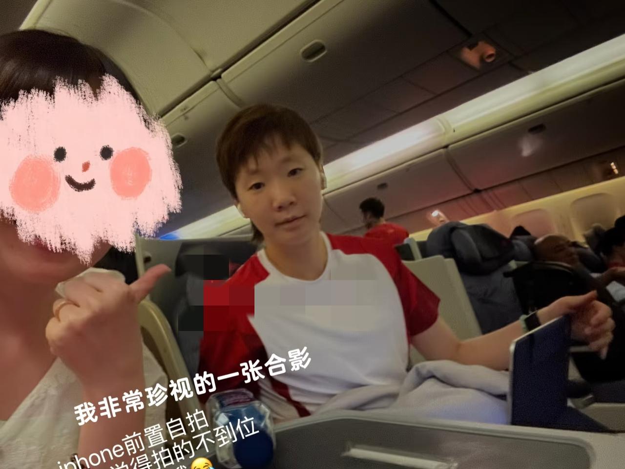 网友晒出飞机上与王曼昱邻座合影！坐在奥运冠军王曼昱身边，同一航班回国。去年巴黎