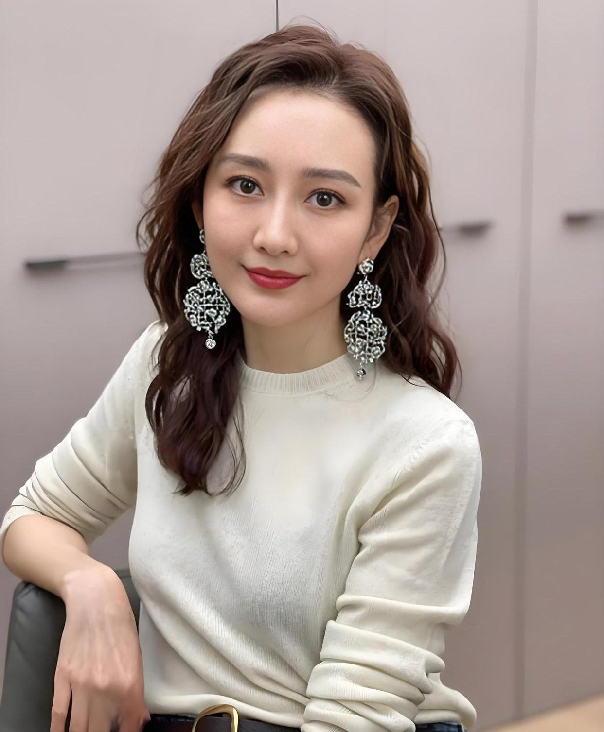 43岁卡里有钱身边有娃，王鸥为啥就是不肯领那张证？真以为她是没人要？错啦！人家早