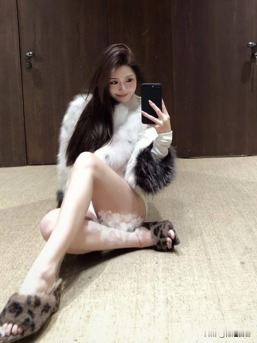 毛茸茸的皮草外套，搭配豹纹拖鞋，温暖又时尚！🌟👗👠