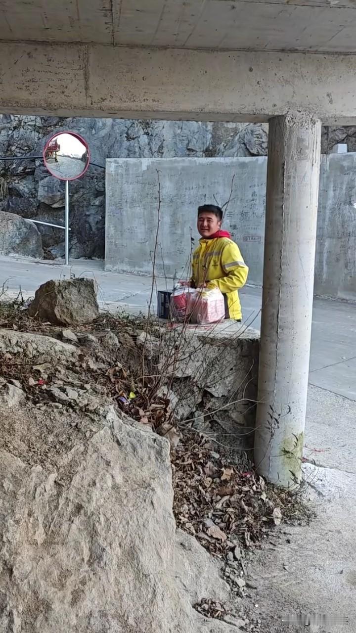 老君山山顶上竟然有人点了外卖，外卖小哥还接单了，300元一单，门票花了100元，
