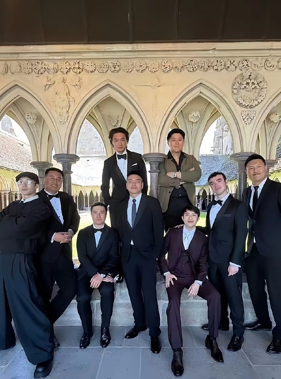 何猷君奚梦瑶婚礼，伴郎团大合影，王嘉尔是唯一的明星，其他的兄弟们都是圈外人！有一