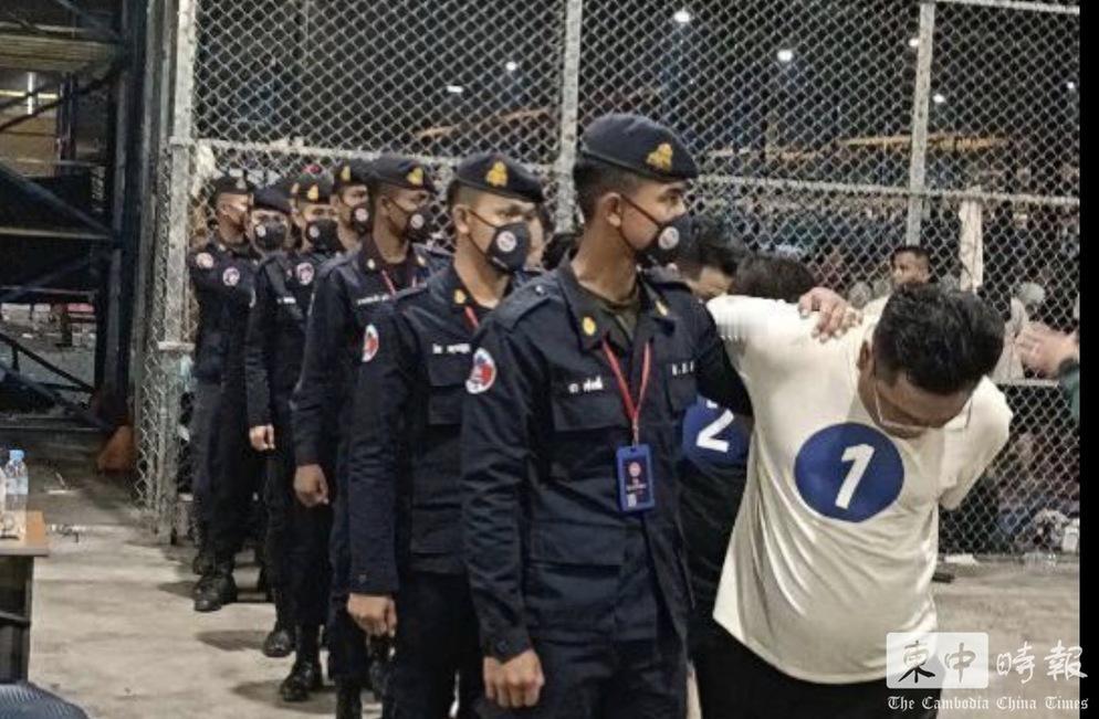 据柬中时报报道：柬埔寨第三天遣返涉诈中国公民昨晚319人被遣返回国柬埔寨当局