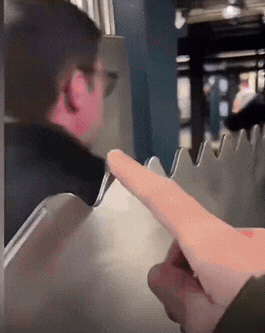 怎么防都防不住。作为城市最主要的交通工具，美国地铁的逃票行为早已是常态。为了防