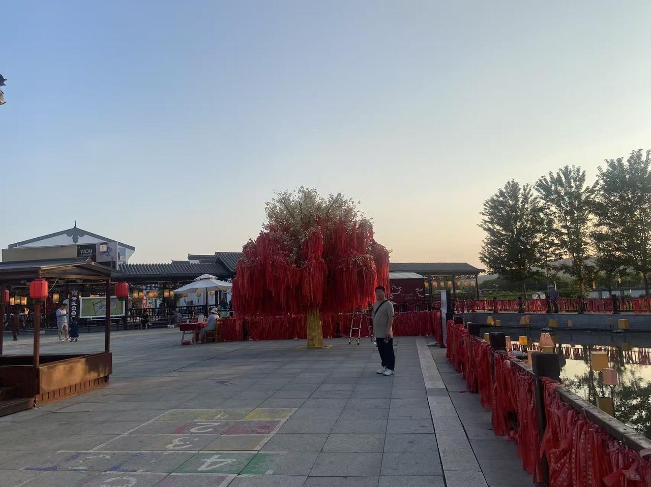 今天无所事事，不想干什么，就想躺着睡觉，醒了就玩一会手机。因为现在是暑假，待着也