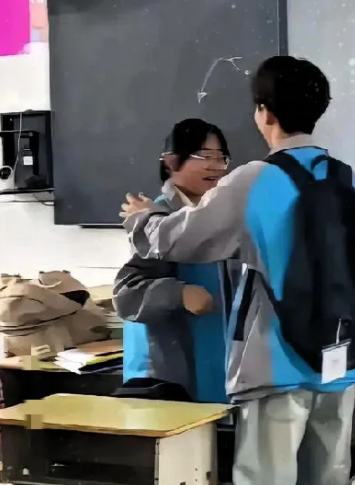 还是年轻好”，一个男高考生，6月6号，刚考完即将离校，他大步走向女同桌面前，说：