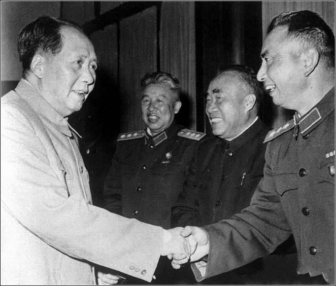 刘伯承担任南京军事学院院长，因为教条主义问题，受到了错误批评。有一次，杨勇到北京