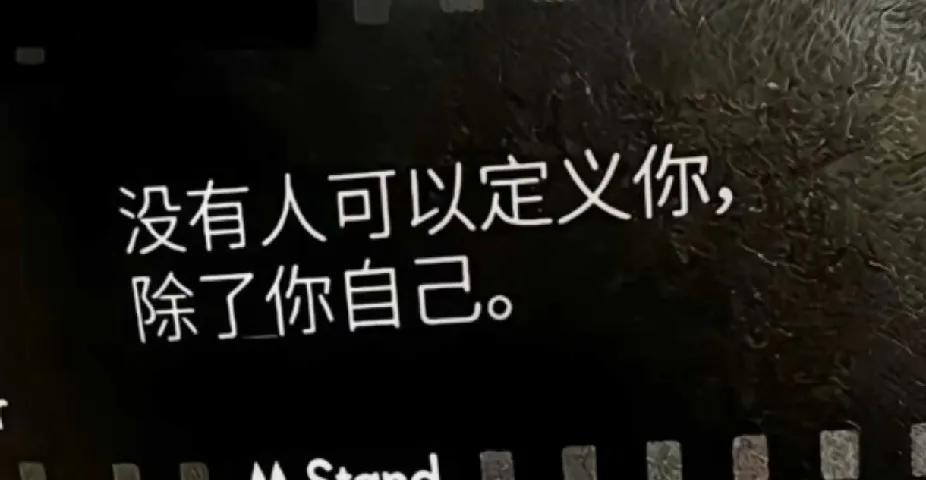 人生到最后就很简单，两三个朋友，一条路，两三杯茶，绿水青山。不用去指望很多的朋友