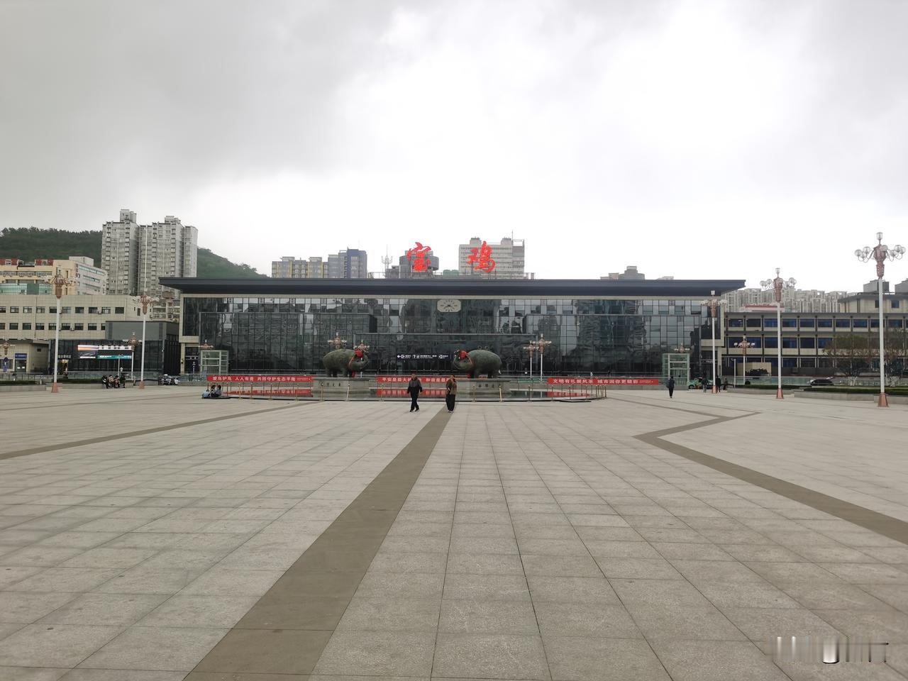 来宝鸡火车站坐火车，一到广场就被那俩青铜兽吸引了。好多人在讨论它们到底是象还是猪