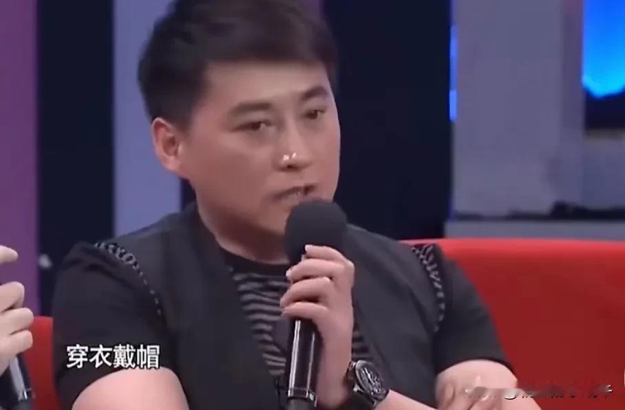 演员刘小锋说：“于和伟很多事都很讲究，比如穿衣戴帽，有的时候，来不及梳头了，就戴