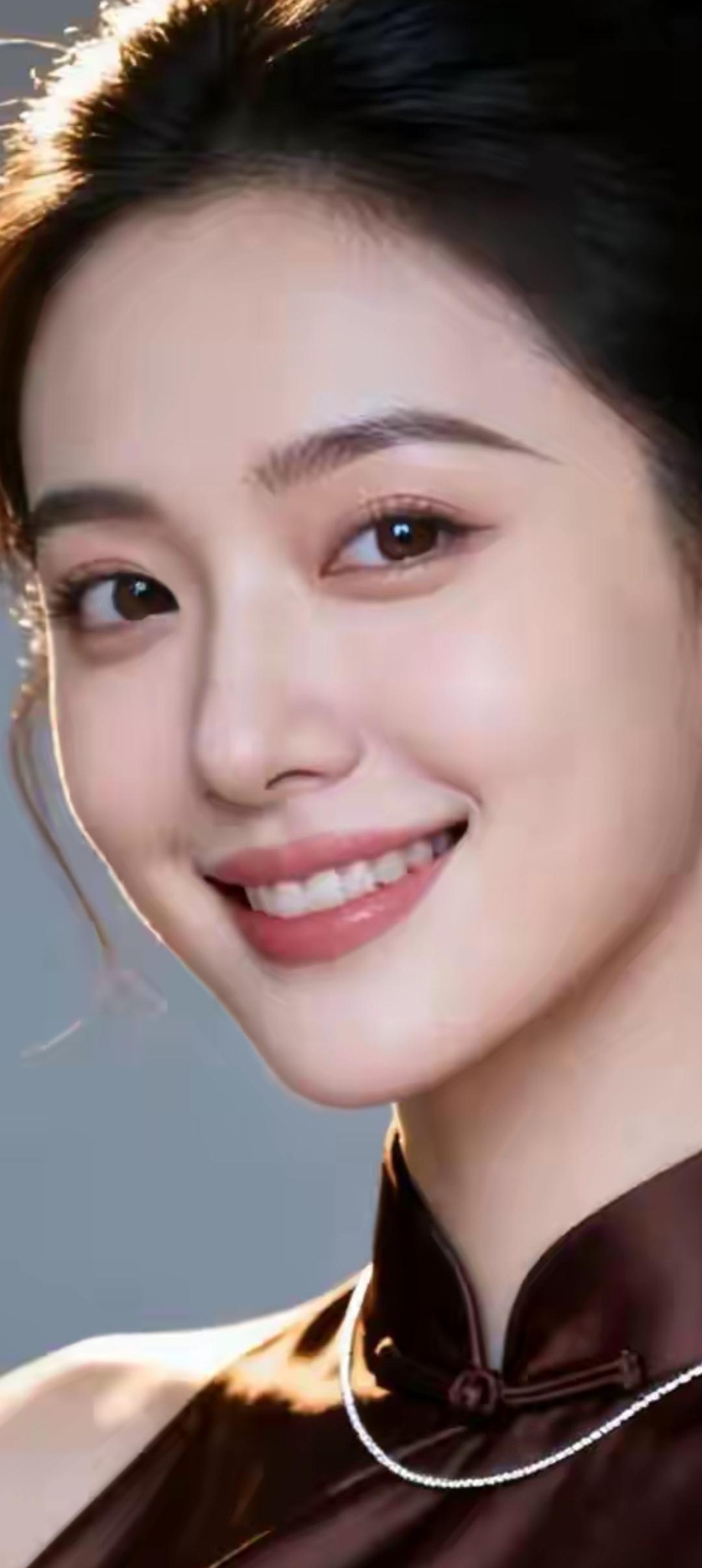 温柔微笑，优雅气质，红衣惊艳，美如画卷。