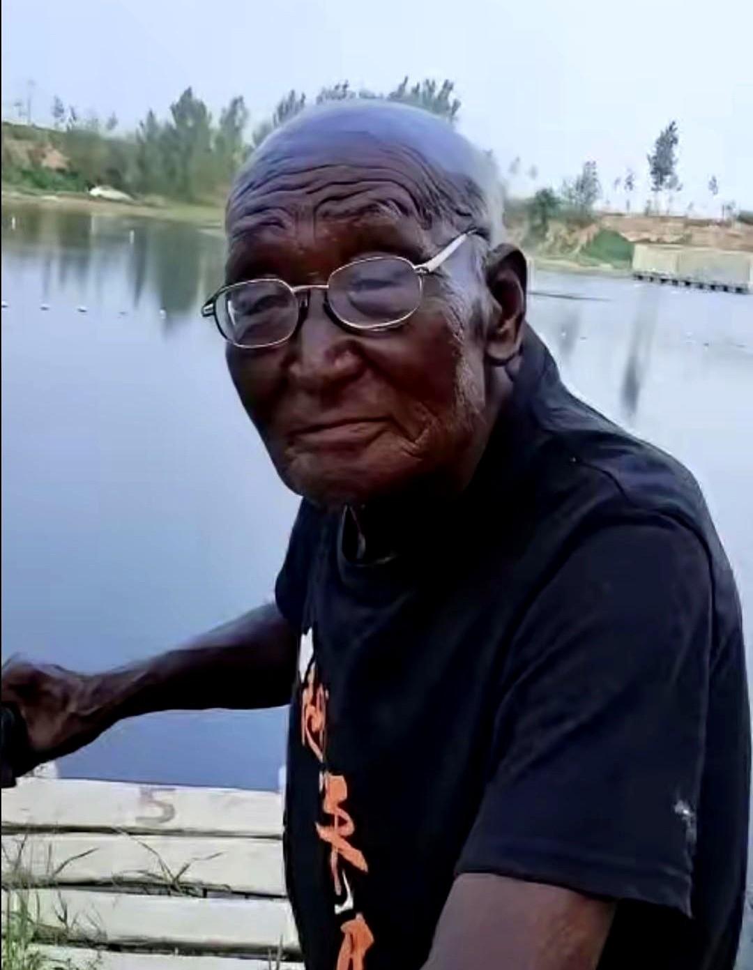 一场感冒到离世，只有5天。河北唐山的安国勇，75岁的“巧克力大爷”，走了。他