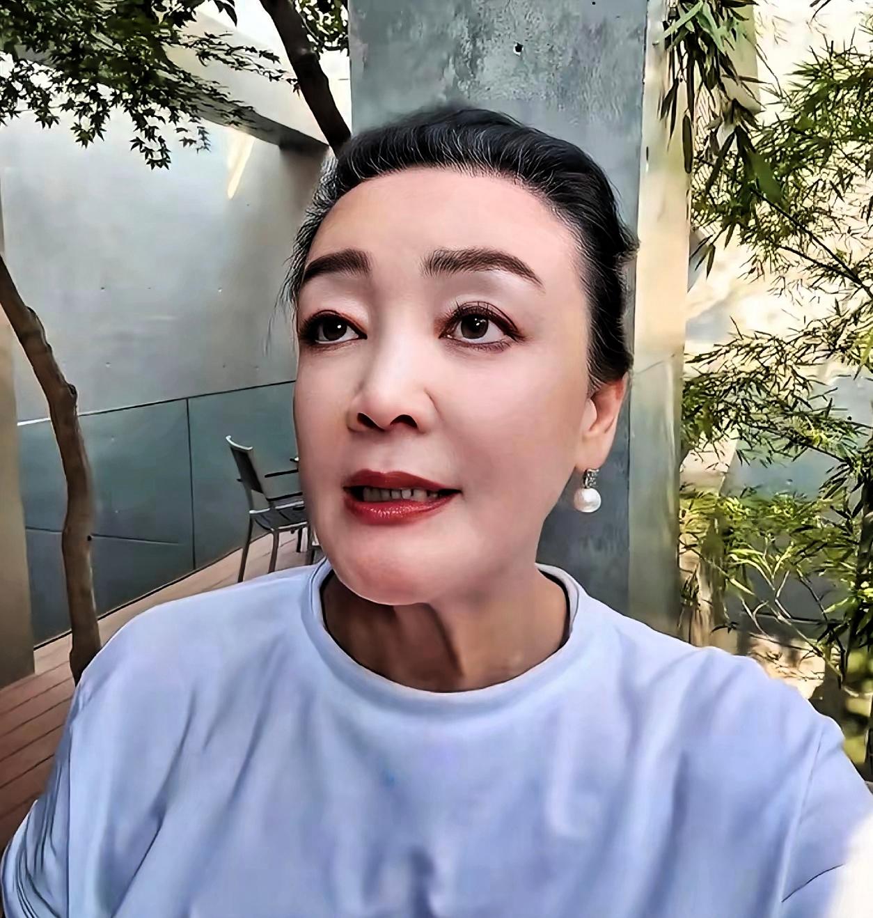 兰姐以前爱说，孩子的事，家里的事。话多，大家都看，热闹。最近怪了，她停了。小汪总