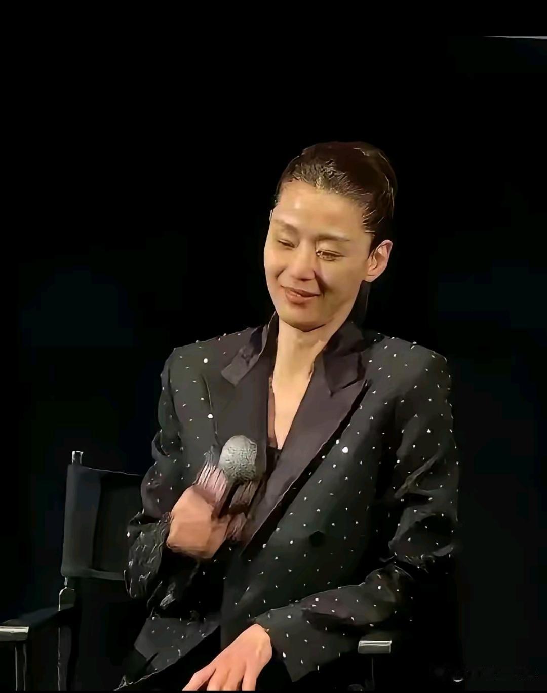 妈呀，我都接受不了，何况她自己，皮相的衰老是其次，主要是她状态太差了，眼睛无神，