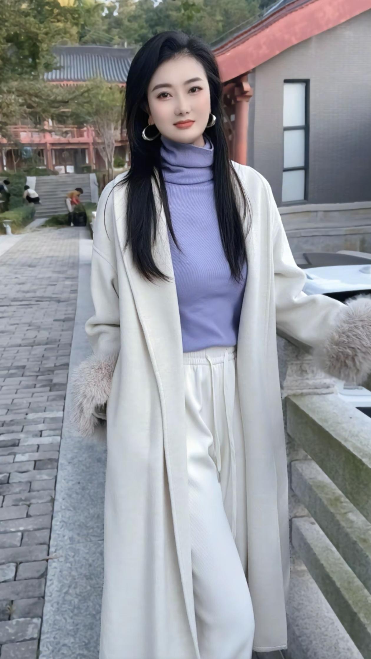 秋日穿搭指南：紫色高领毛衣+米色大衣，温暖又时尚！