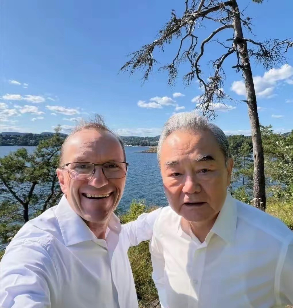 挪威外交大臣发的自拍。