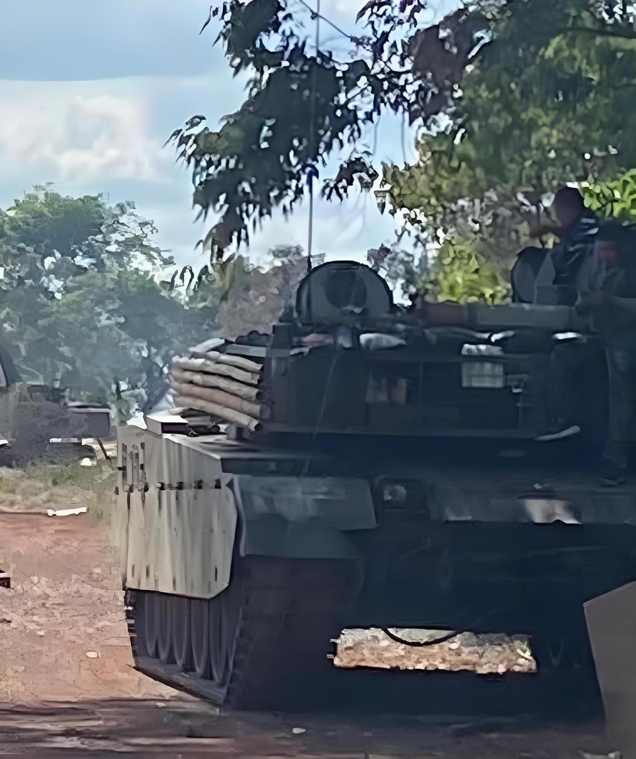 泰国军队竟然给中国造VT-4主战坦克炮塔侧面加装了竹子？究竟这竹子有何作用？泰