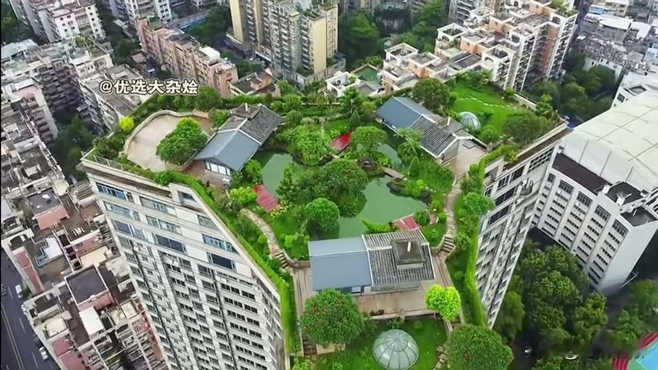 这难道就是禁飞无人机的原因？楼顶看得不要太清晰，这楼顶可不简单，简直别有洞天，这