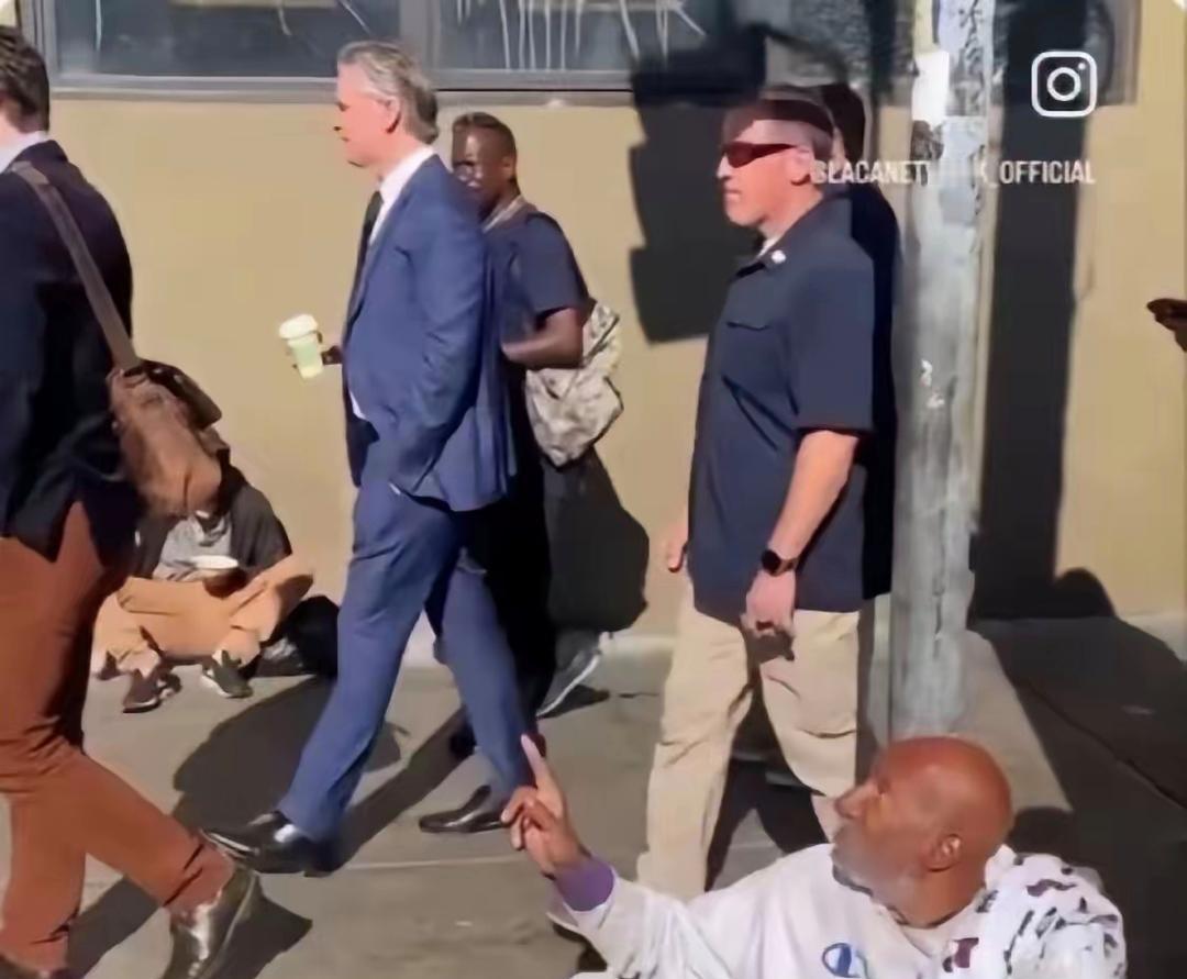 热议词——“斩杀线”。一张美国社交媒体的照片突然火遍中国热搜：美国加州州长纽森