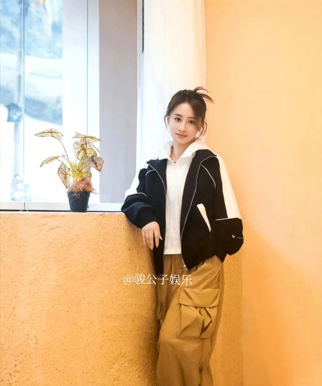 “最美琼女郎”51岁的陈德容，其穿搭打扮依然保持着少女感，秘诀在于选择少女风格的
