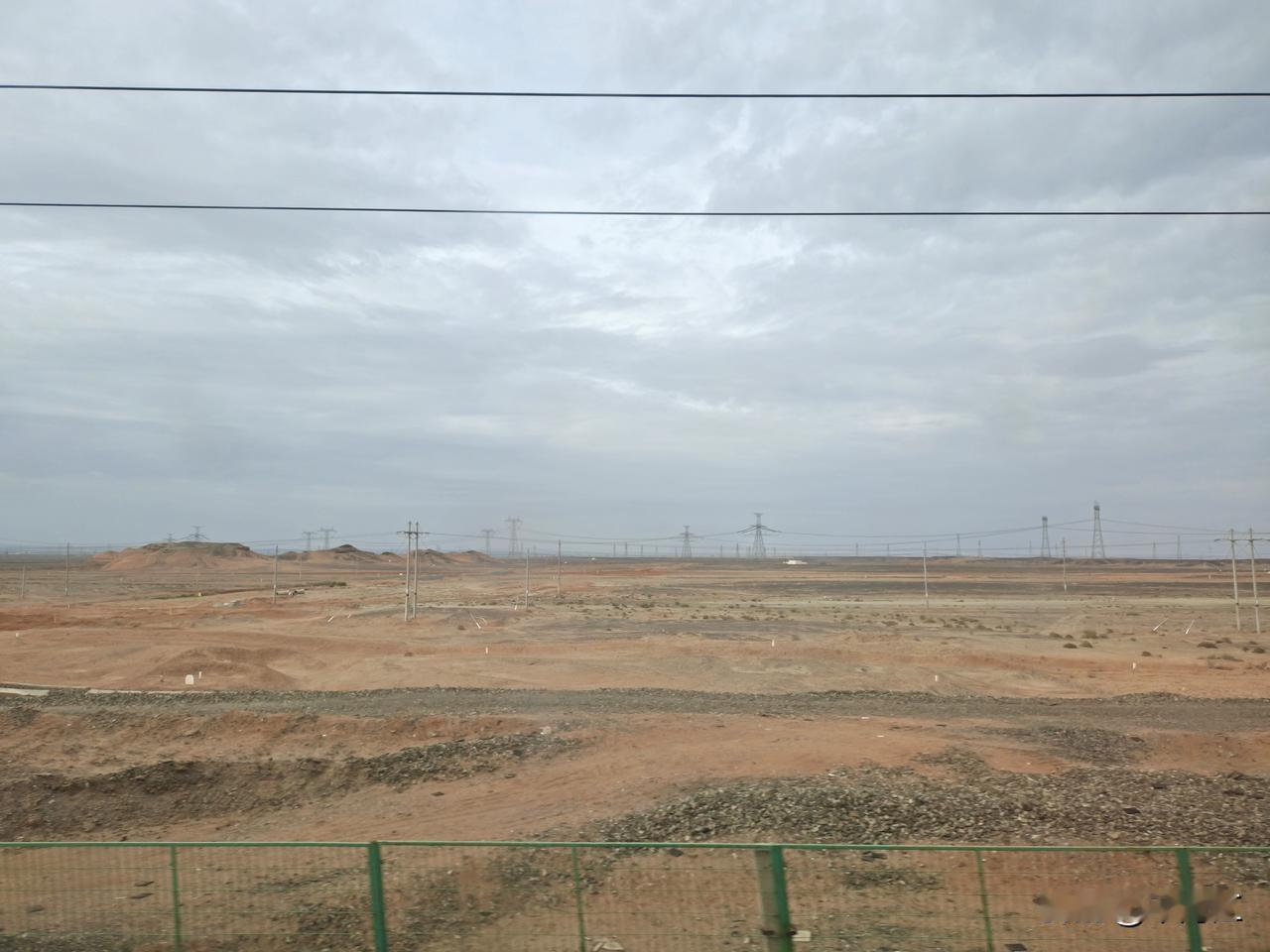 在新疆哈密至甘肃省境内很长的地域里，没有一点网络信号，感觉在哈密站网络信号最好，