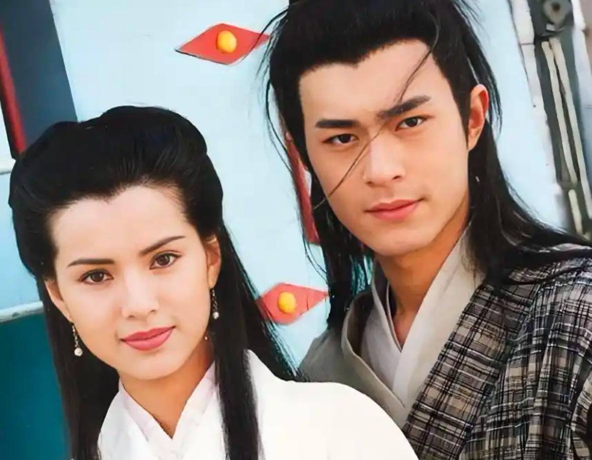 临终前，杨过攥着小龙女的手，只问了一句：你，到底是谁？这不是昏聩，是埋藏了十六