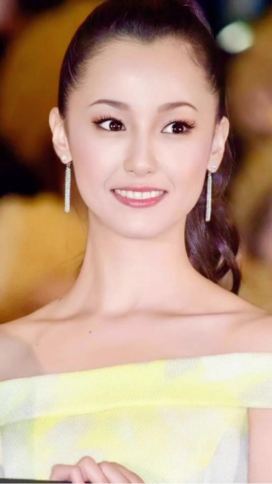 “一个月5次，超过按50万一次收费！”2009年，“亚洲第一美人”泽尻英龙华在婚