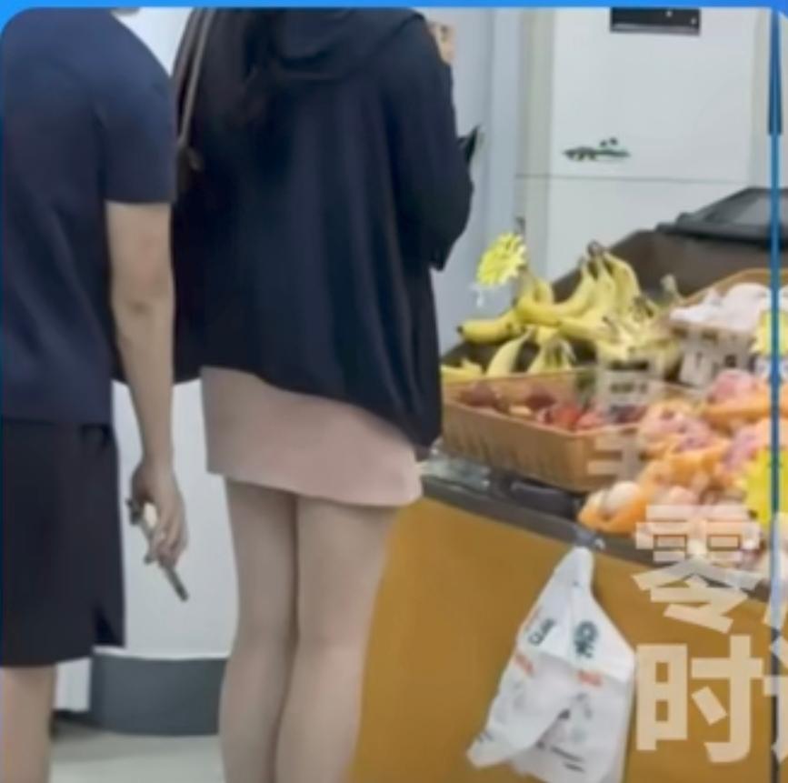 “自己把自己的后路断了，”江苏南京，一所高校的研究生男子即将毕业，并且获得了公务