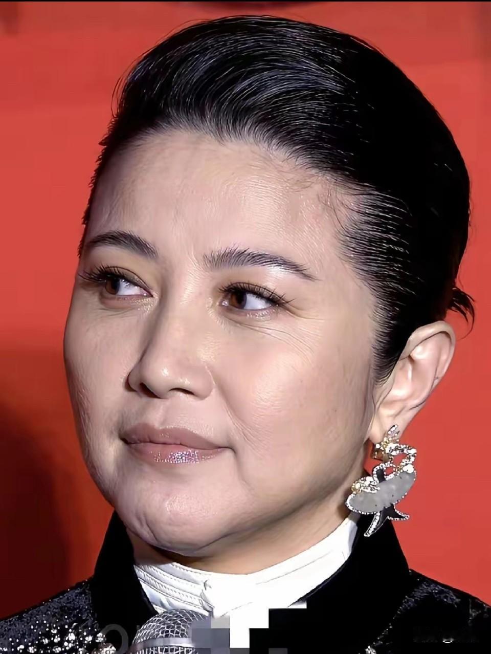 这是53岁该有的样子秒杀一切整容脸。这种是心态好呈现的脸部状态，是日积月累的，虽