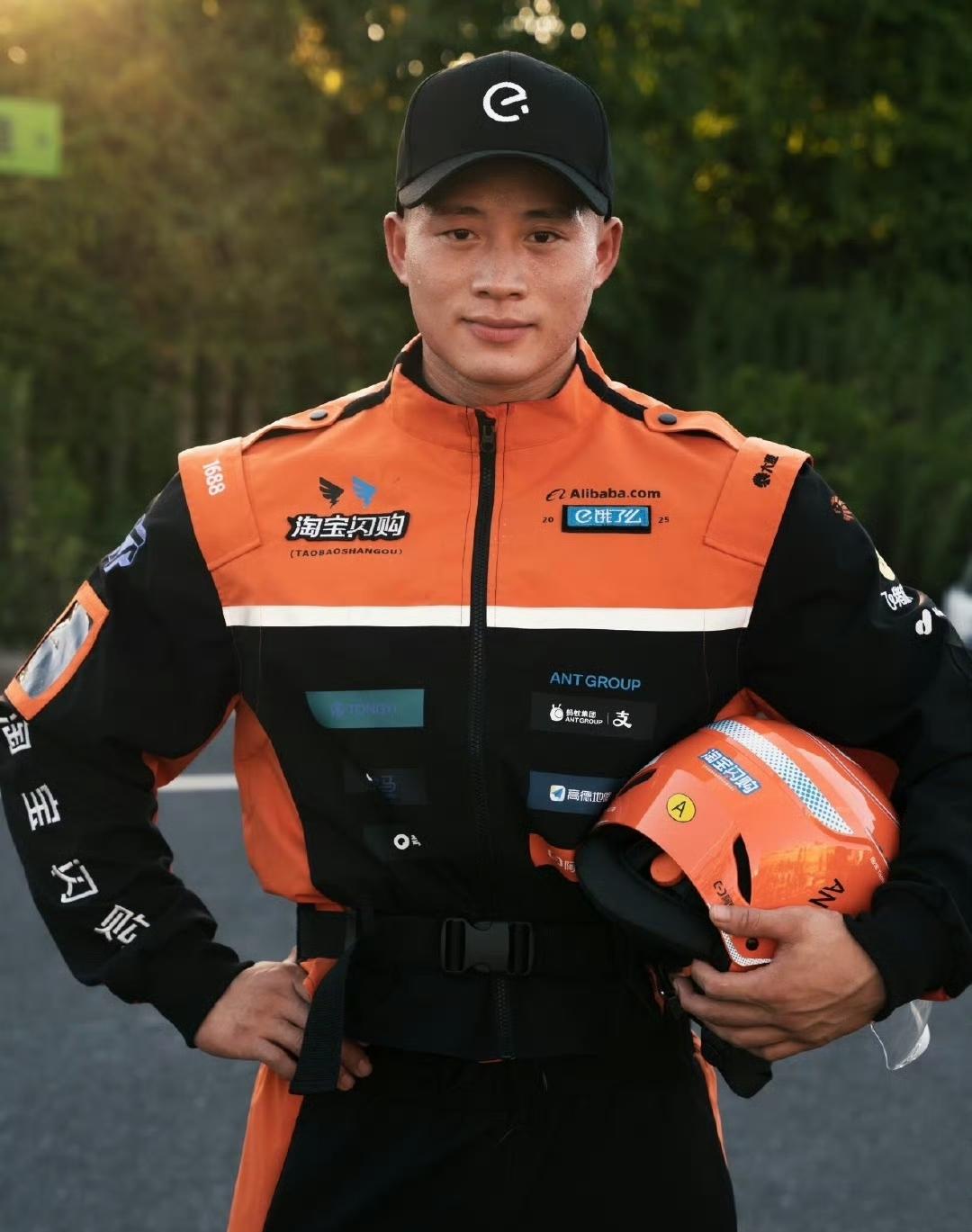最近走在上海街头，要是看见穿橙黑配色制服的外卖小哥，别急着喊“饿了么”，他们可能