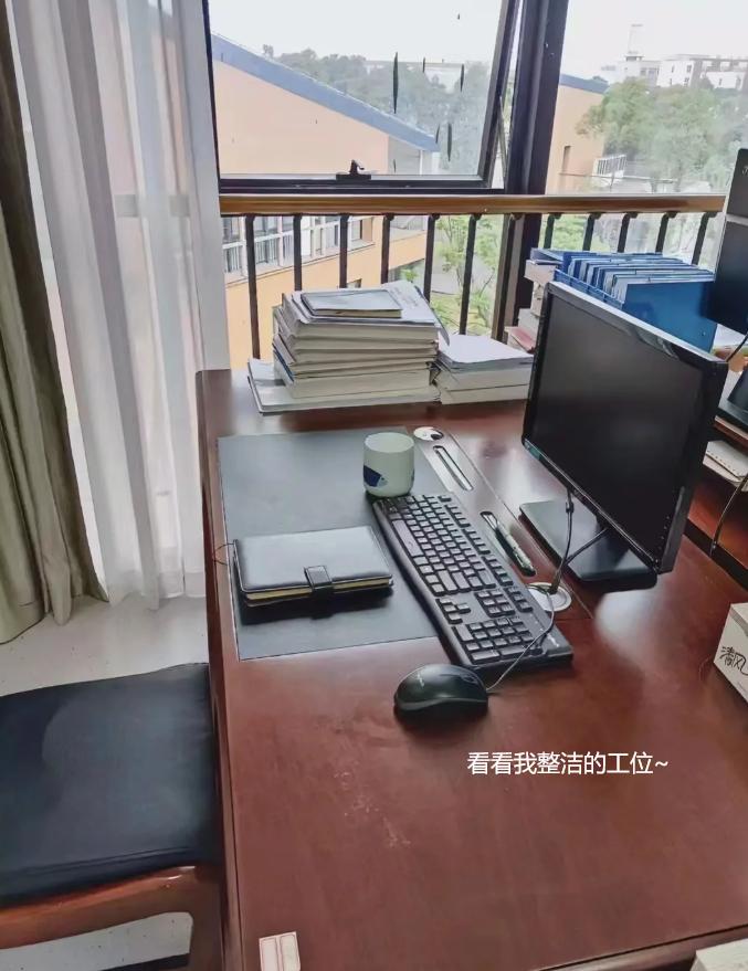 干事业编久了，我发现自己患上一种很矛盾的“体制通病”，上班坐不住，总想早点下班；