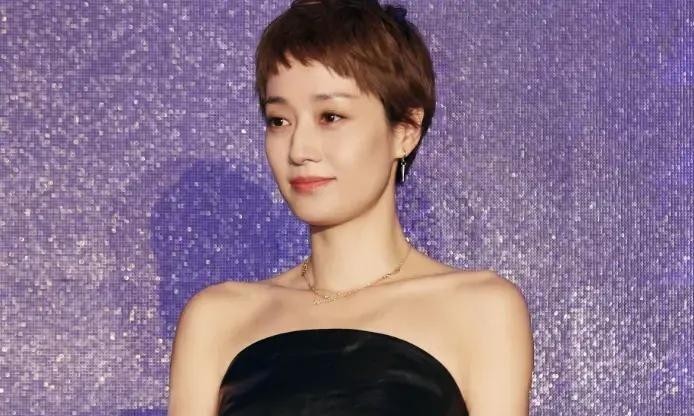 马伊琍在《余红旧事》里演了个被家暴的五金店老板娘陈红，增重十斤素颜出镜，跟小十七岁的张哲华拍了段办公