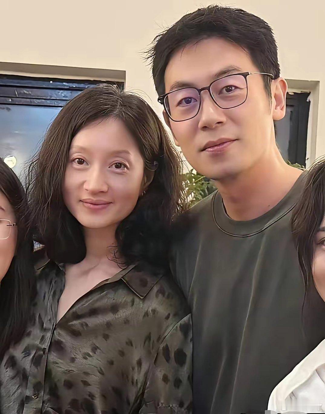 朱亚文老婆沈佳妮可真不爱化妆，不管拍戏还是私下聚会，都素面朝天的。她可真是一点儿