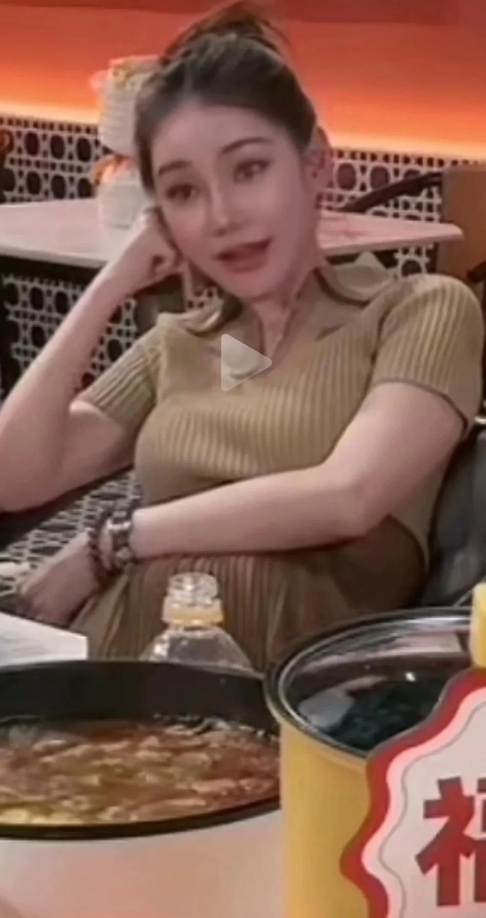 这样看马筱梅的孕肚非常明显，看着这肚子，可能都怀了五六个月了。以前传怀孕，肚子