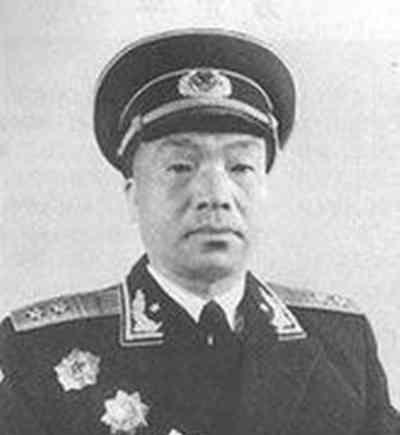 1949年，北平解放后，毛主席接见四野将领时，突然看到了一个熟人，脱口而出：“咦