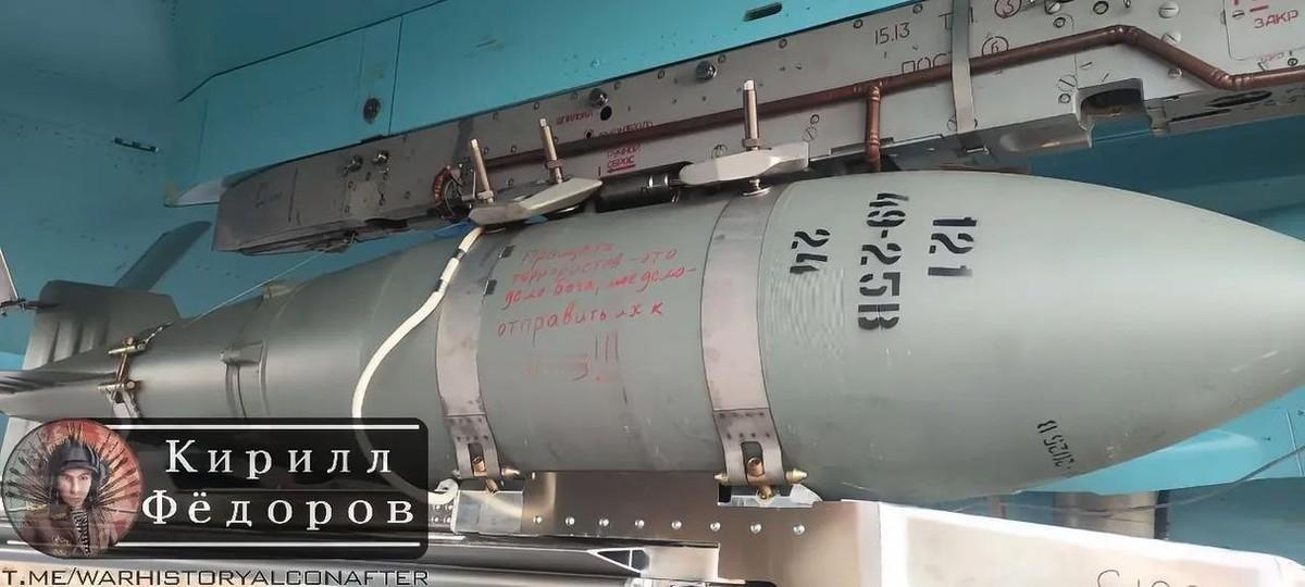 俄乌军事差距远比想象中更大，俄军战机密集投放FAB制导炸弹，把乌军核心阵地轰成火