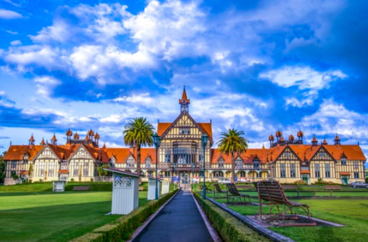 当地人正在疯狂逃离新西兰，新西兰地球上最美的国家之一，却发生着一件怪事，当地人正