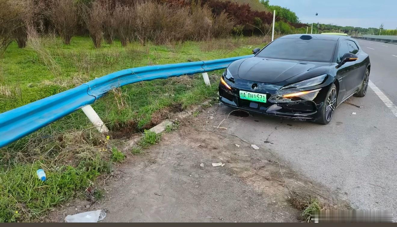 刷到腾势Z9GT闪充性能版全球首撞，车主4月7号提车，才开几天就撞了！0.7c