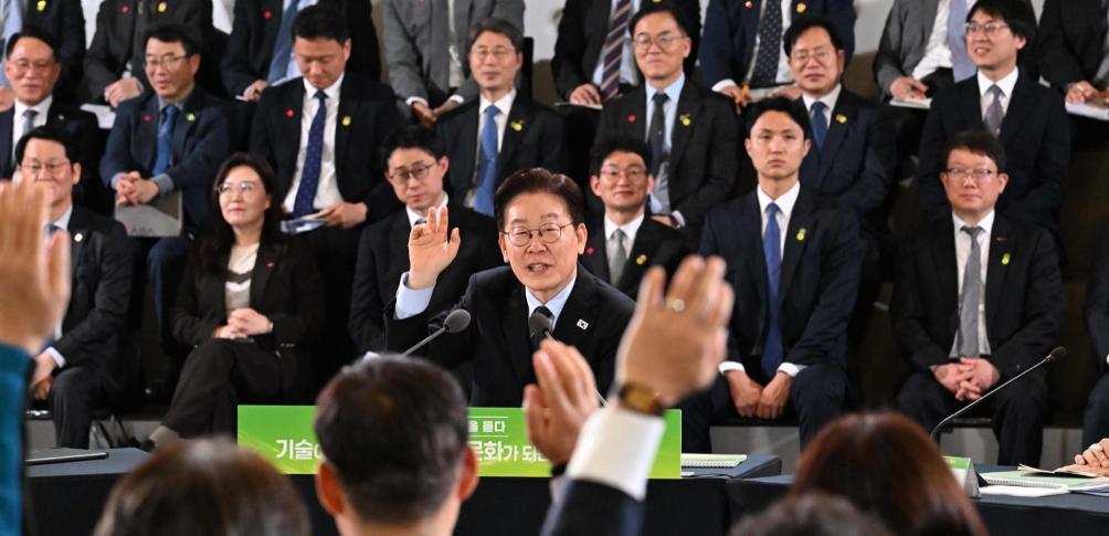 李在明当场发飙：换电车要10年？慢得我睡不着！韩国总统李在明彻底忍不住了，在市