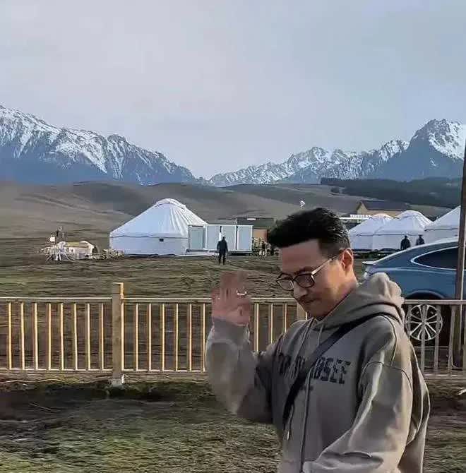 54岁汪峰现身新疆，换了发型年轻许多，与小19岁女友热恋迎第二春