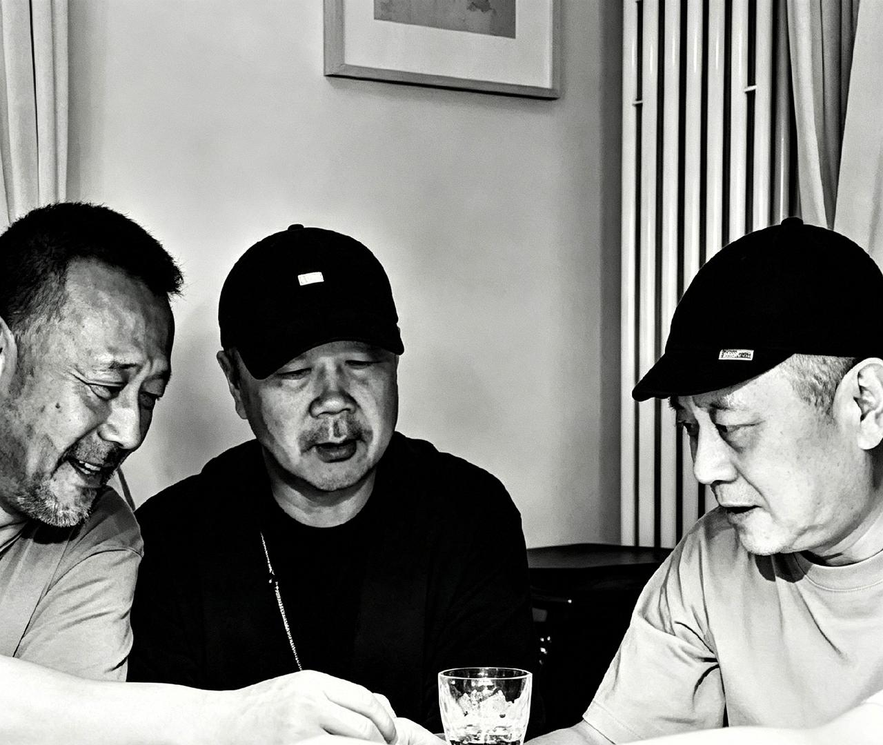 这三个人凑一块儿，太有年代感了。姜文、崔健、王朔，当年都是响当当的人物。看这碰杯