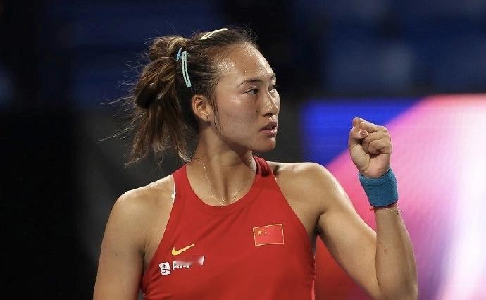 鏖战两小时十四分钟，决胜盘战至4比4平的刺刀见红时刻，郑钦文遗憾地倒在了新科世界