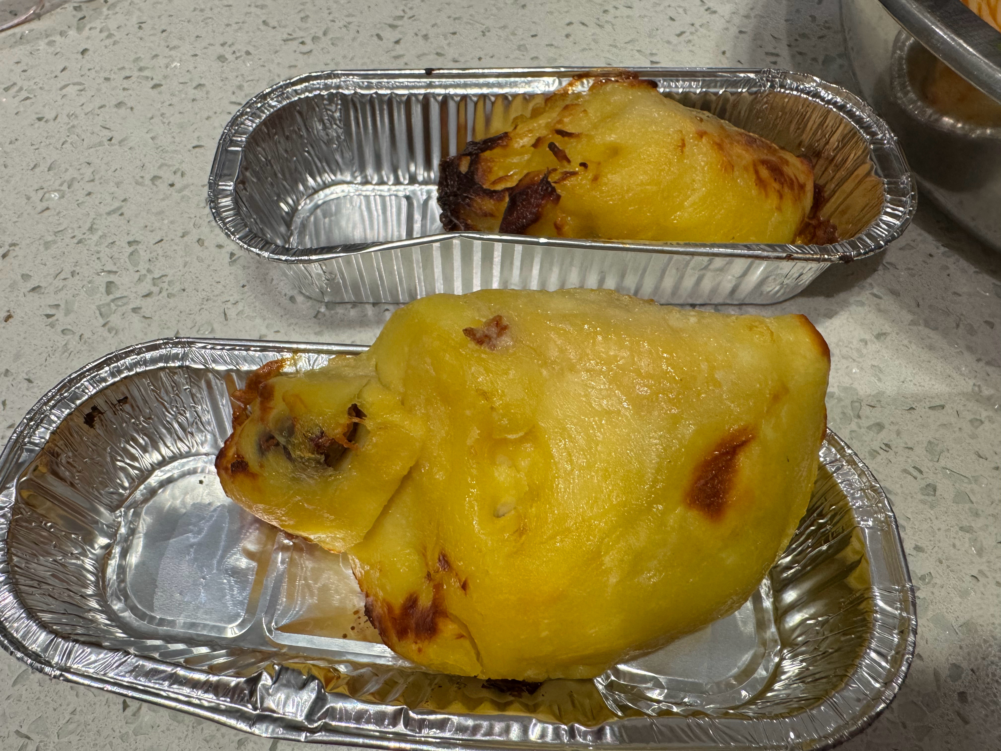 晚饭是7点45吃的到现在我还撑就半碗米线和一块榴莲我的胃顶的好难受