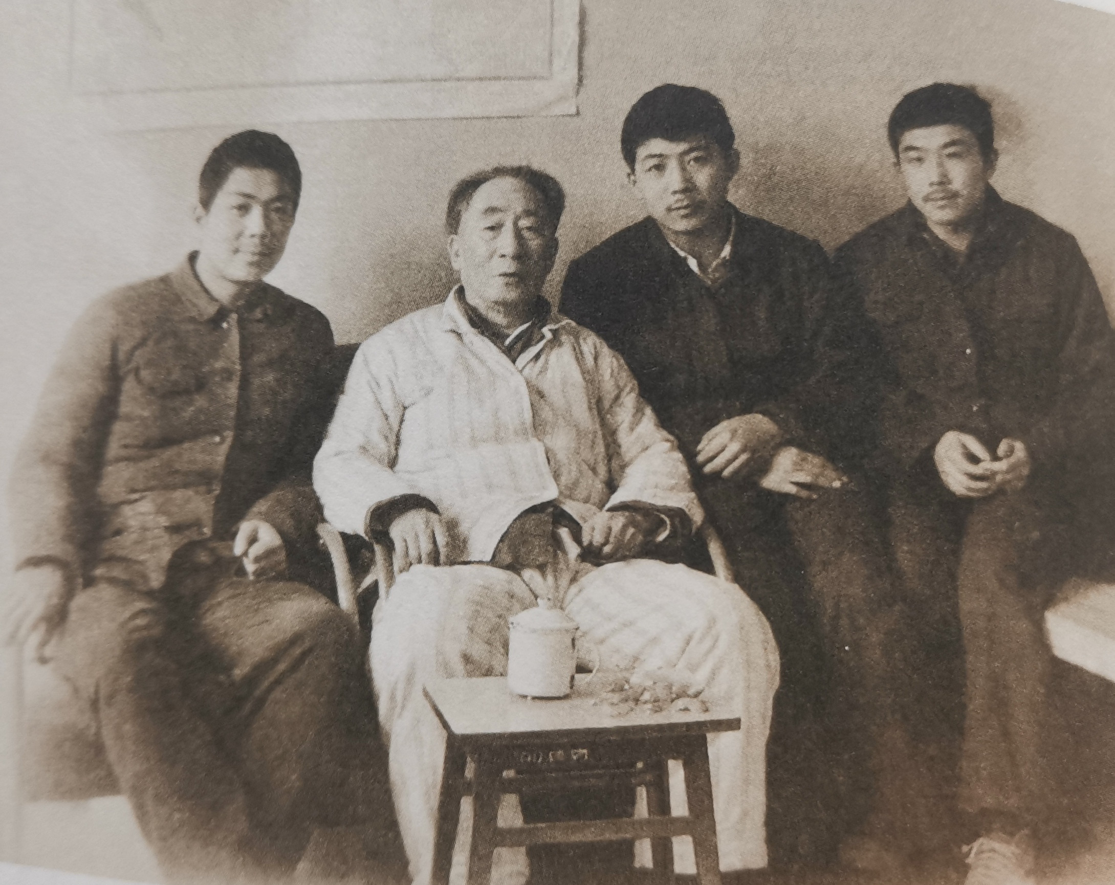 文革期间，薄一波被打倒，被关押起来，他的孩子们也受到牵连，三个儿子也都跟着失去人