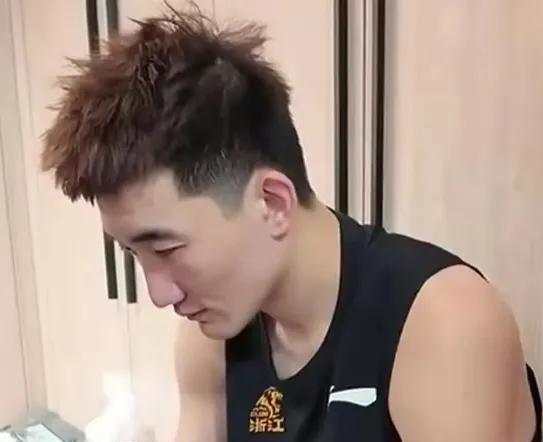 孙铭徽对自己不能入选国家队早就看透了，也想通了。他想：看不上我，我还看不上你呢，